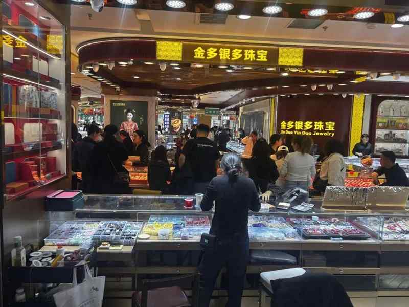  黄金零售市场遭遇剧烈价格震荡；郑州中原水贝人气回升；商户与消费者如何应对不确定行情。 股票财经 黄金零售市场遭遇剧烈价格震荡；郑州中原水贝人气回升；商户与消费者如何应对不确定行情。 股票财经 黄金零售市场遭遇剧烈价格震荡；郑州中原水贝人气回升；商户与消费者如何应对不确定行情。 股票财经 黄金零售市场遭遇剧烈价格震荡；郑州中原水贝人气回升；商户与消费者如何应对不确定行情。 股票财经 黄金零售市场遭遇剧烈价格震荡；郑州中原水贝人气回升；商户与消费者如何应对不确定行情。 股票财经 黄金零售市场遭遇剧烈价格震荡；郑州中原水贝人气回升；商户与消费者如何应对不确定行情。 股票财经