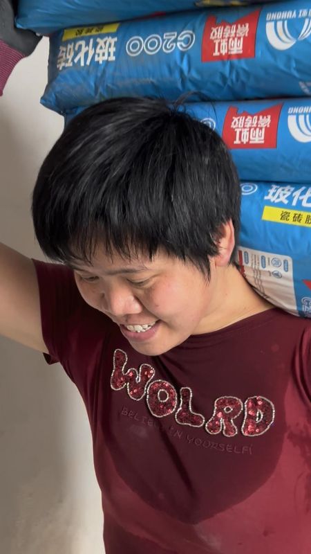  【体力劳动经济学】一位母亲的十六年：扛楼行业的真实收入曲线与身体损耗追踪 新闻 【体力劳动经济学】一位母亲的十六年：扛楼行业的真实收入曲线与身体损耗追踪 新闻 【体力劳动经济学】一位母亲的十六年：扛楼行业的真实收入曲线与身体损耗追踪 新闻
