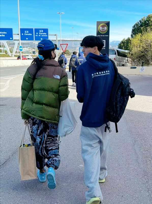 那个蹲下身背起妈妈的少年，戳中了多少人心底的柔软